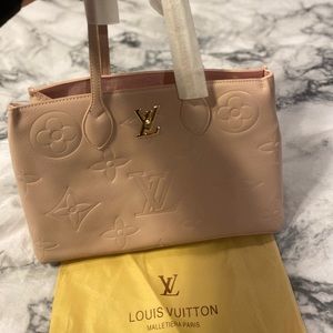 LV purse never used i was expecting it to be bigger